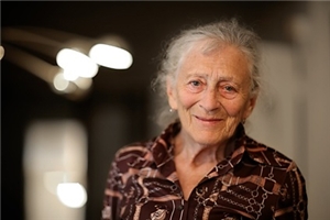 Lächelnde alte Frau Lächelnde alte Frau (c) Konstantin Sutyagin - Fotolia